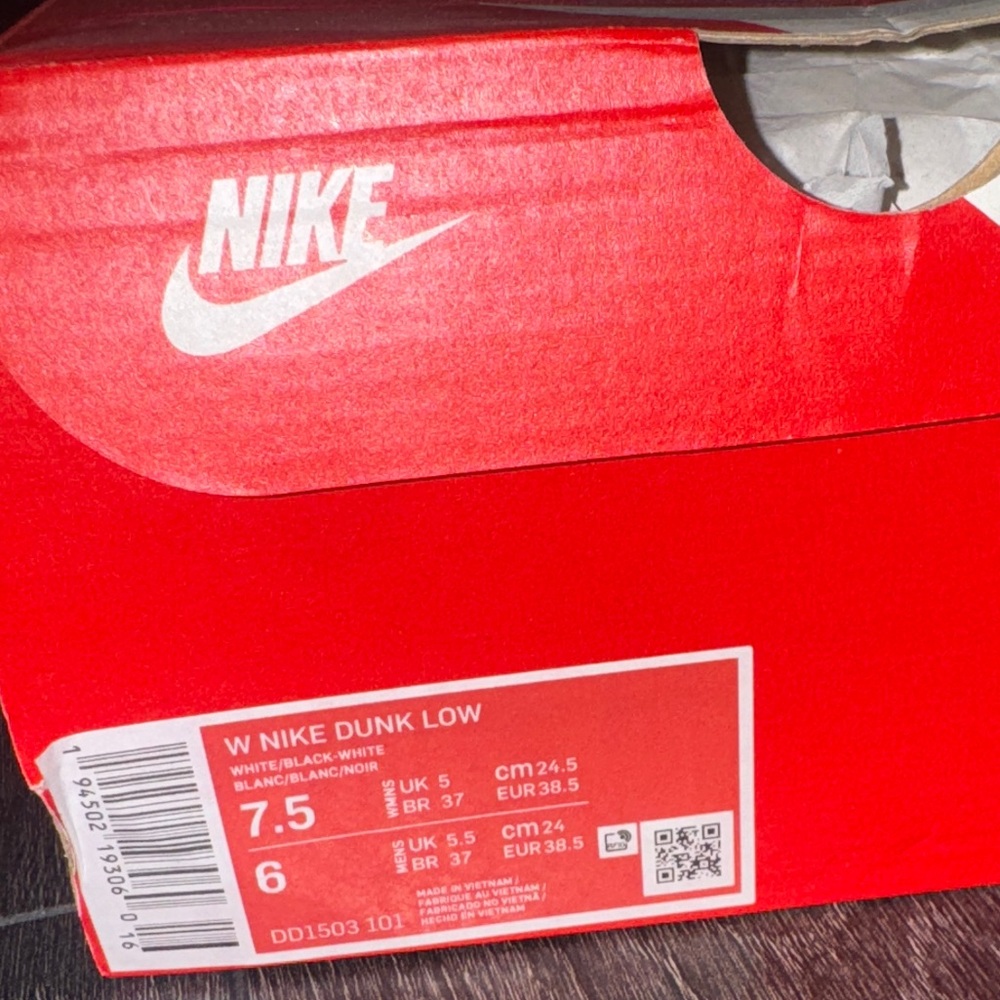 NEW IN BOX Nike Women’s Black & Red Dunk Low Top Sneakers - Picture 9 of 9
